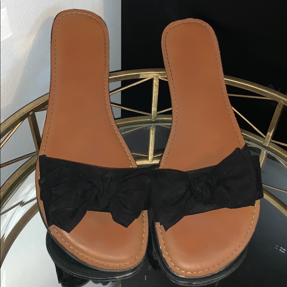 Black bow sandals